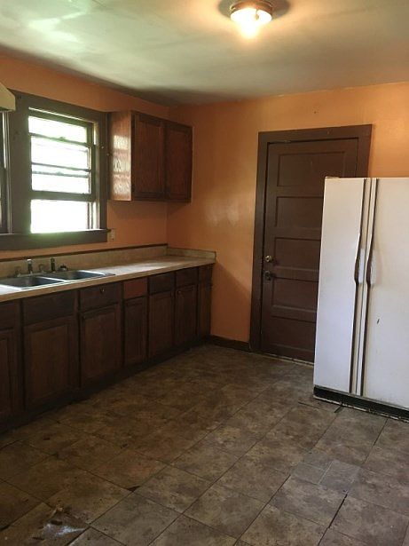 2nd image of 558 Plum St
