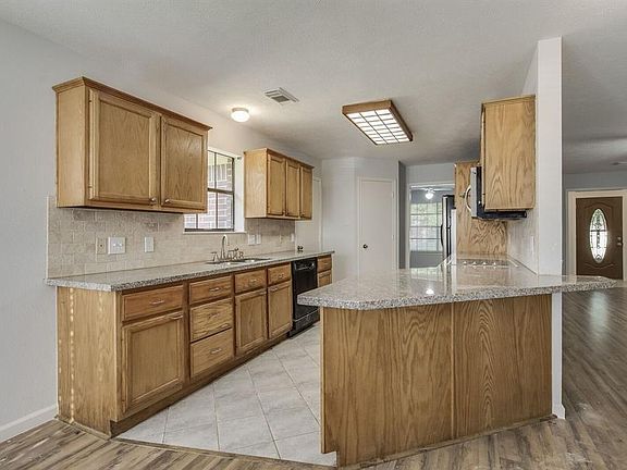 5th image of 111 Bayou Glen St