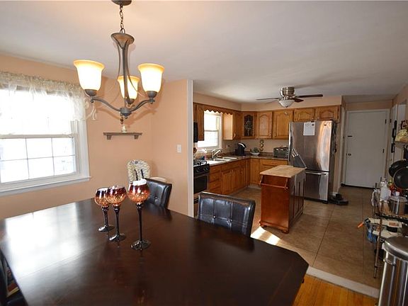5th image of 313 Longmeadow Dr