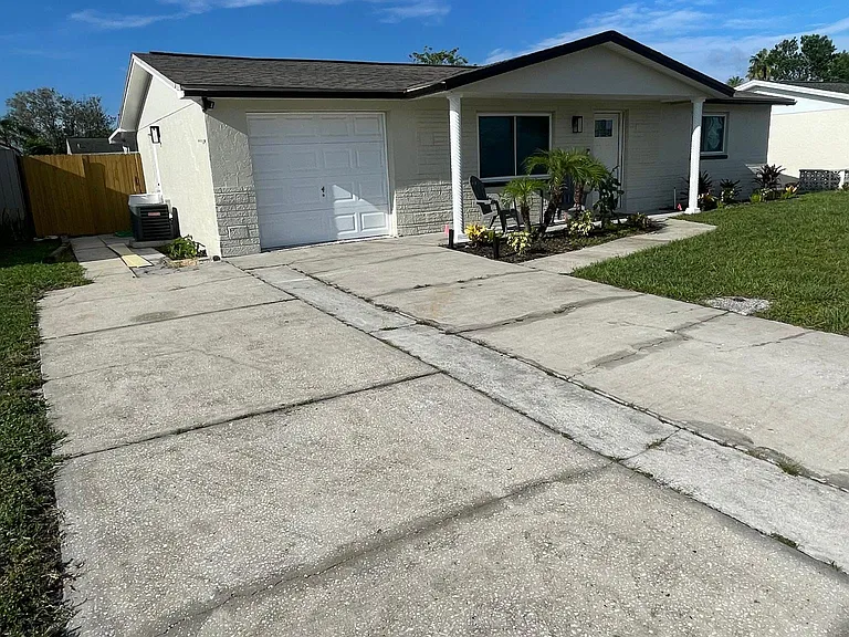 3035 Salisbury Dr — Photo 2