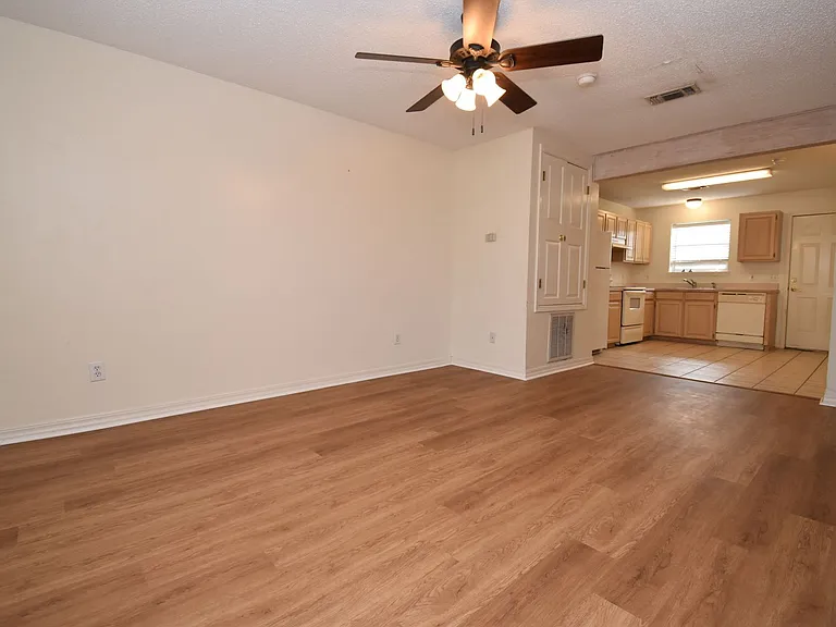 207 N Homer St — Photo 2
