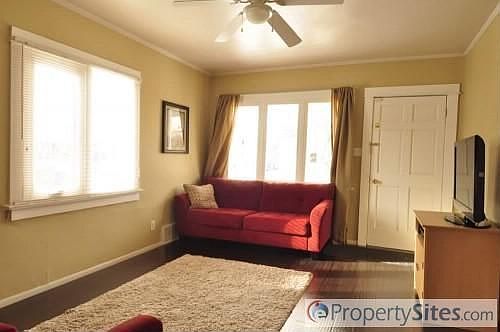 4th image of 360 E Hubbard Ave