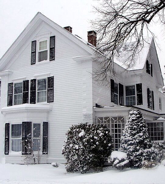 Elegant townhouse 3 br/2.5 b
