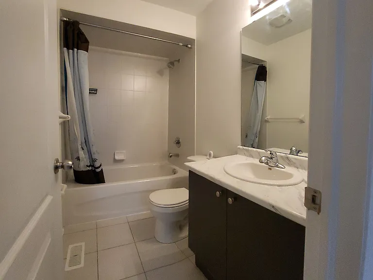 715 Agnew Cres #UPPER — Photo 24