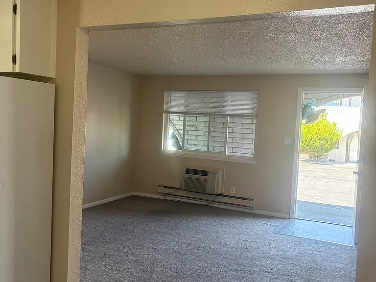 Sierra Madre Apartments — Photo 7