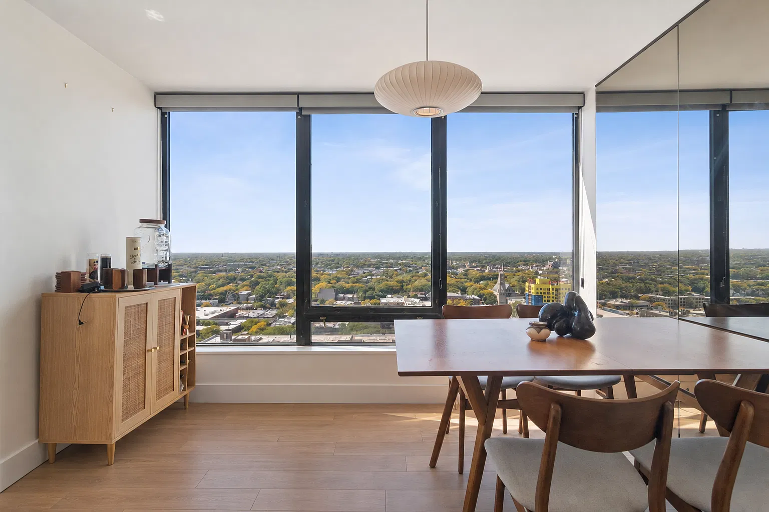 2 bed, 1330 sqft, $2,900 — Photo 3