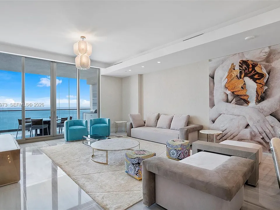 17901 Collins Ave #902