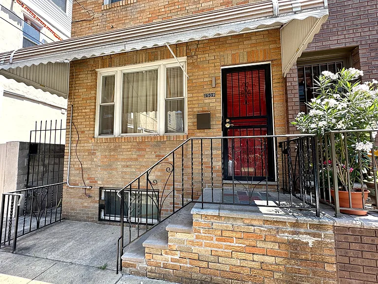 2509 S Rosewood St — Photo 2