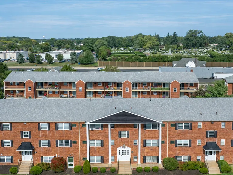 Colonial Point Apartments — Photo 3