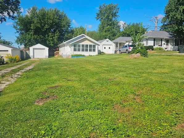 1325 Maplewood Dr NE, Cedar Rapids, IA 52402