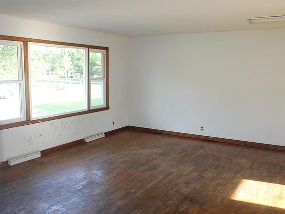 4th image of 305 Woodlawn Ave