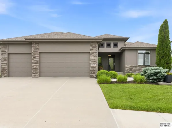 19025 Cuming Cir, Elkhorn, NE 68022