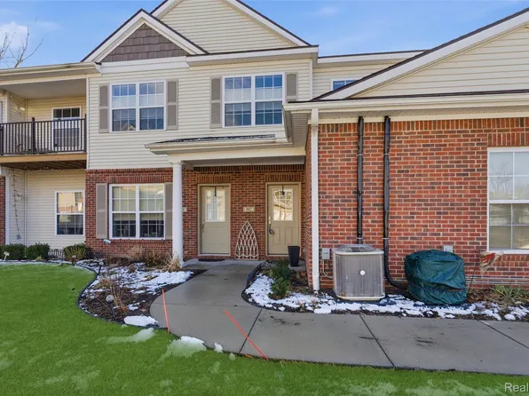 907 Watercress Ln, Fenton, MI 48430