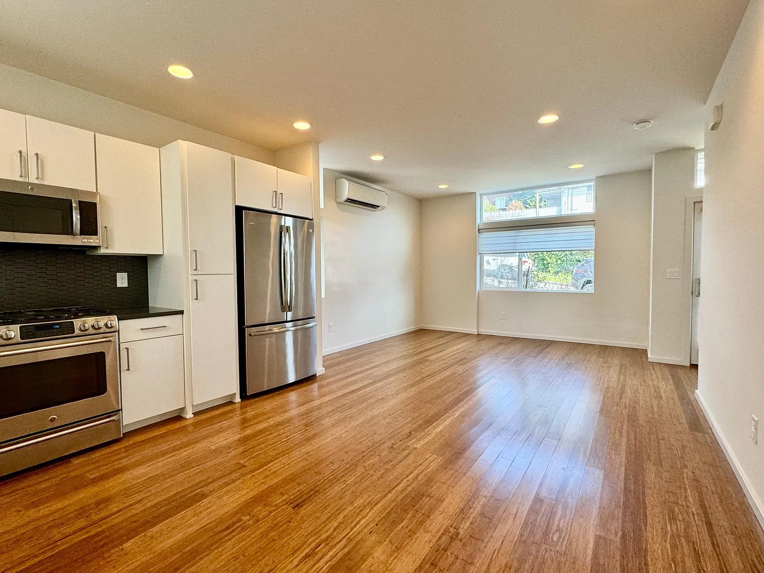 3 bed, 2.5 bath, 1622 sqft, $3,900 — Photo 3