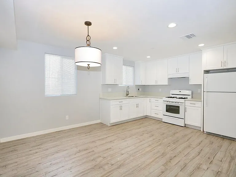 8921 S San Pedro St #A — Photo 14