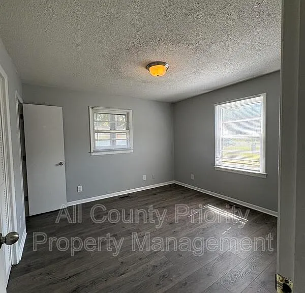 513 W Jones Ave — Photo 5