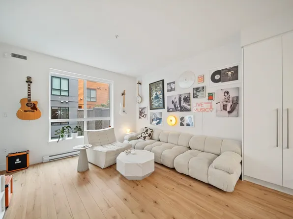 3131 Murray St #222, Pt Moody, BC V3H 1X1
