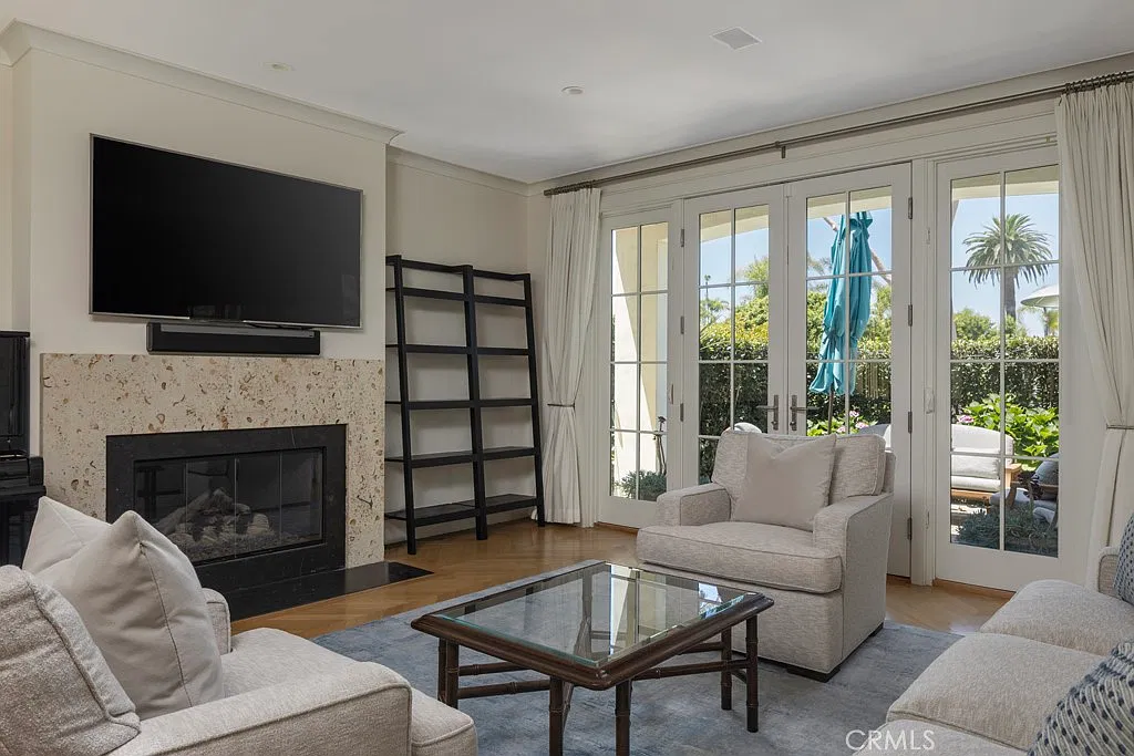 3 bed, 2.5 bath, 1859 sqft, $14,900 — Photo 2