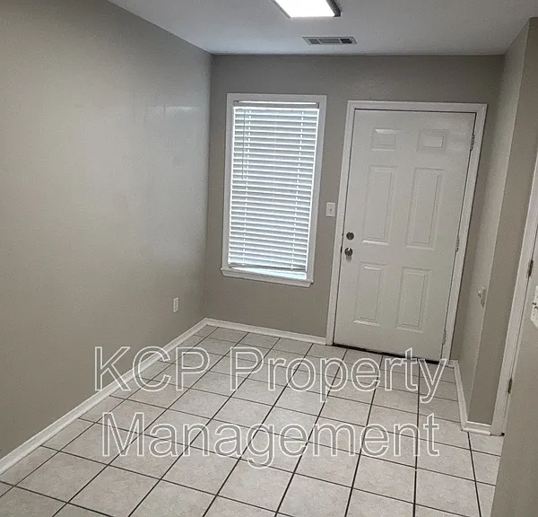 1115 Farley Cir #B — Photo 4