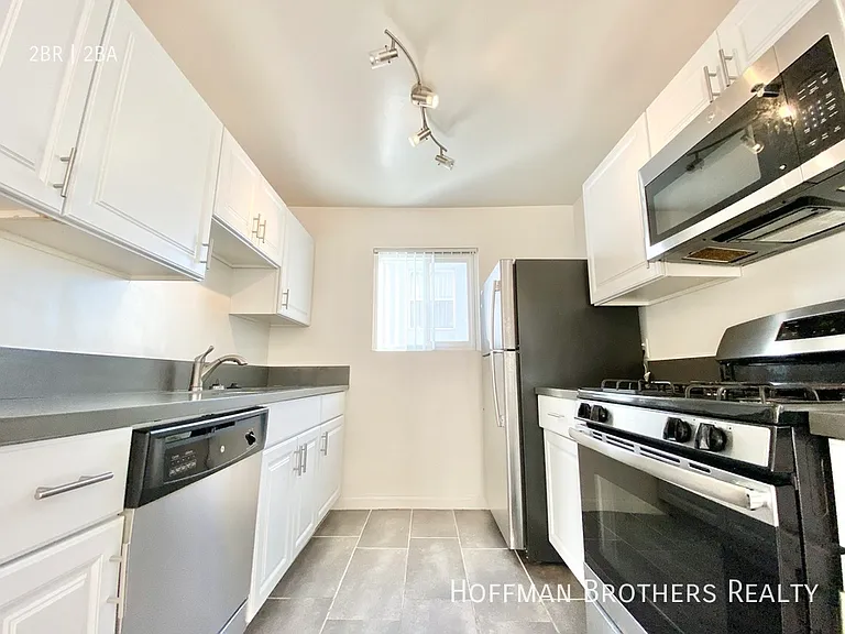 1808 N Harvard Blvd #10 — Photo 3