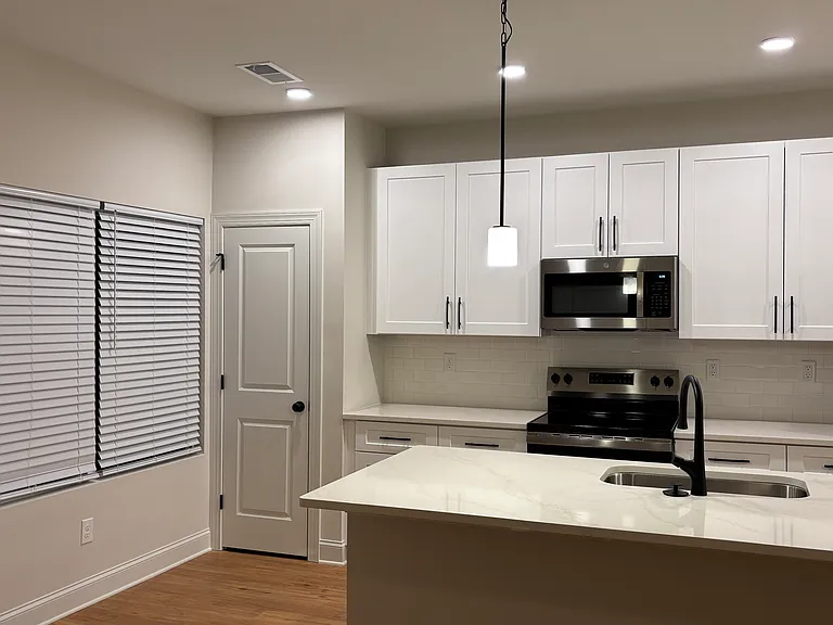 4817 Victoria Ave — Photo 4
