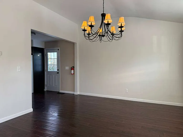 995 Hunt Dr — Photo 3