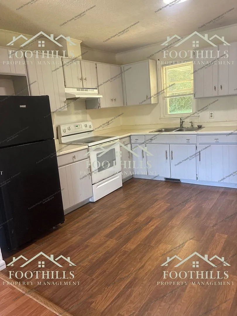 2 bed, 1.0 bath, $925 — Photo 3