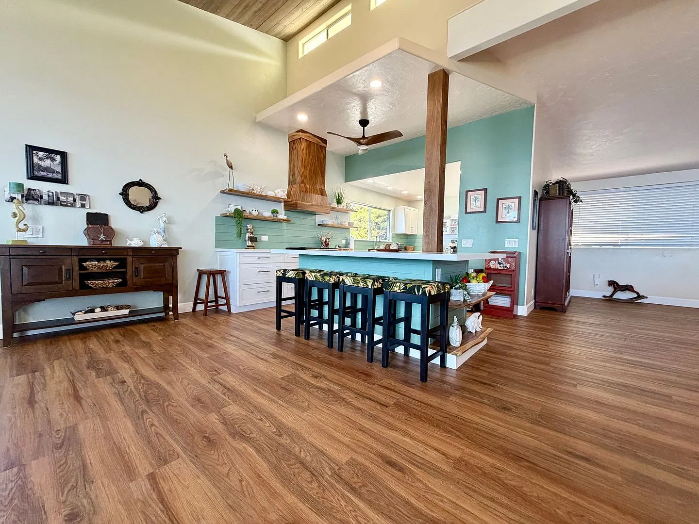 4 Bedroom, 3 Bath, Panoramic Coastline Sunset Views — Photo 3