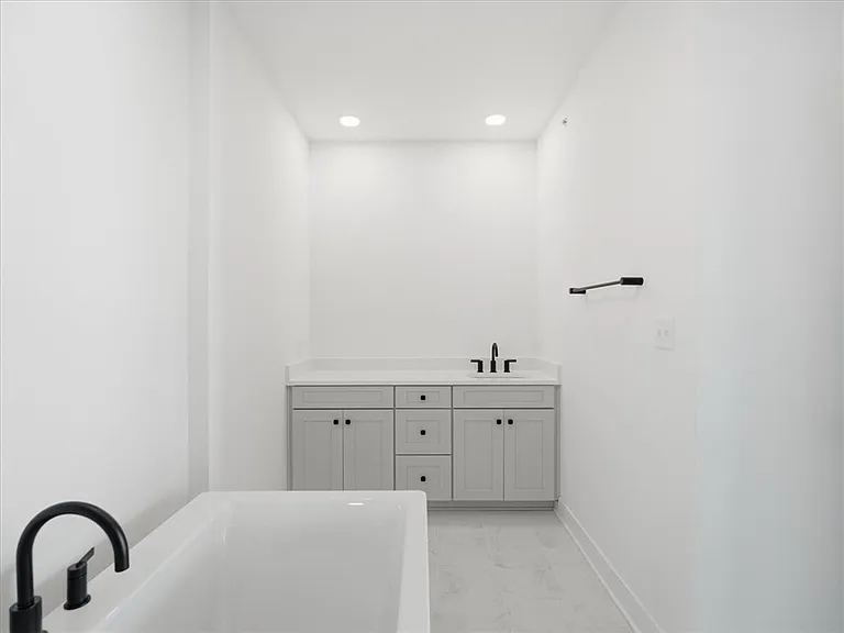 302 Highbridge Ln — Photo 21
