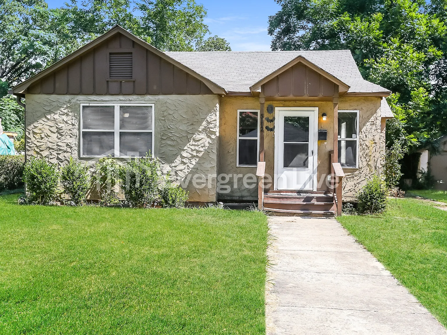 3 bed, 1.0 bath, 1268 sqft, $1,045 — Photo 1
