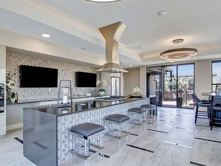 Gatsby Apartments — Photo 23