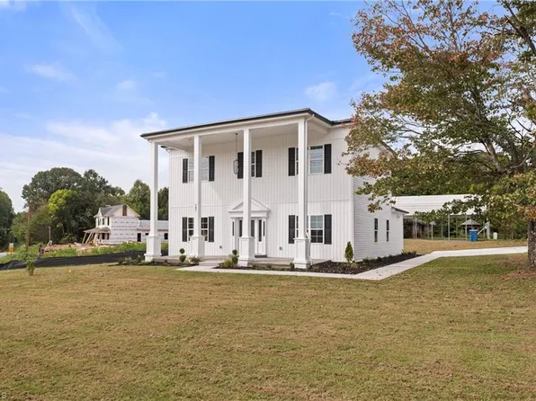 197 W Willow St, Yadkinville, NC 27055