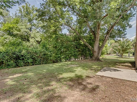 4th image of 2710 Camellia Dr