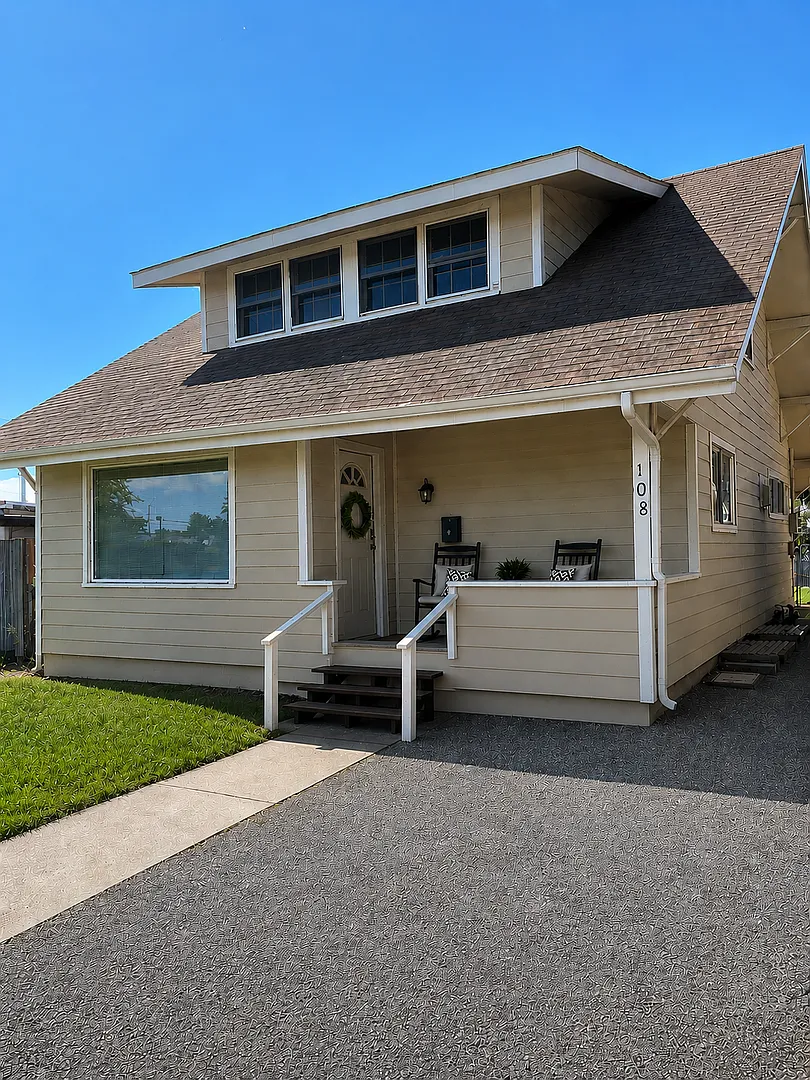 Charming & Spacious Selah Home Over 2,500 Sq. Ft. | $2,200/Mo — Photo 2