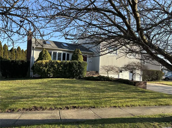30 Audley Circle, Plainview, NY 11803