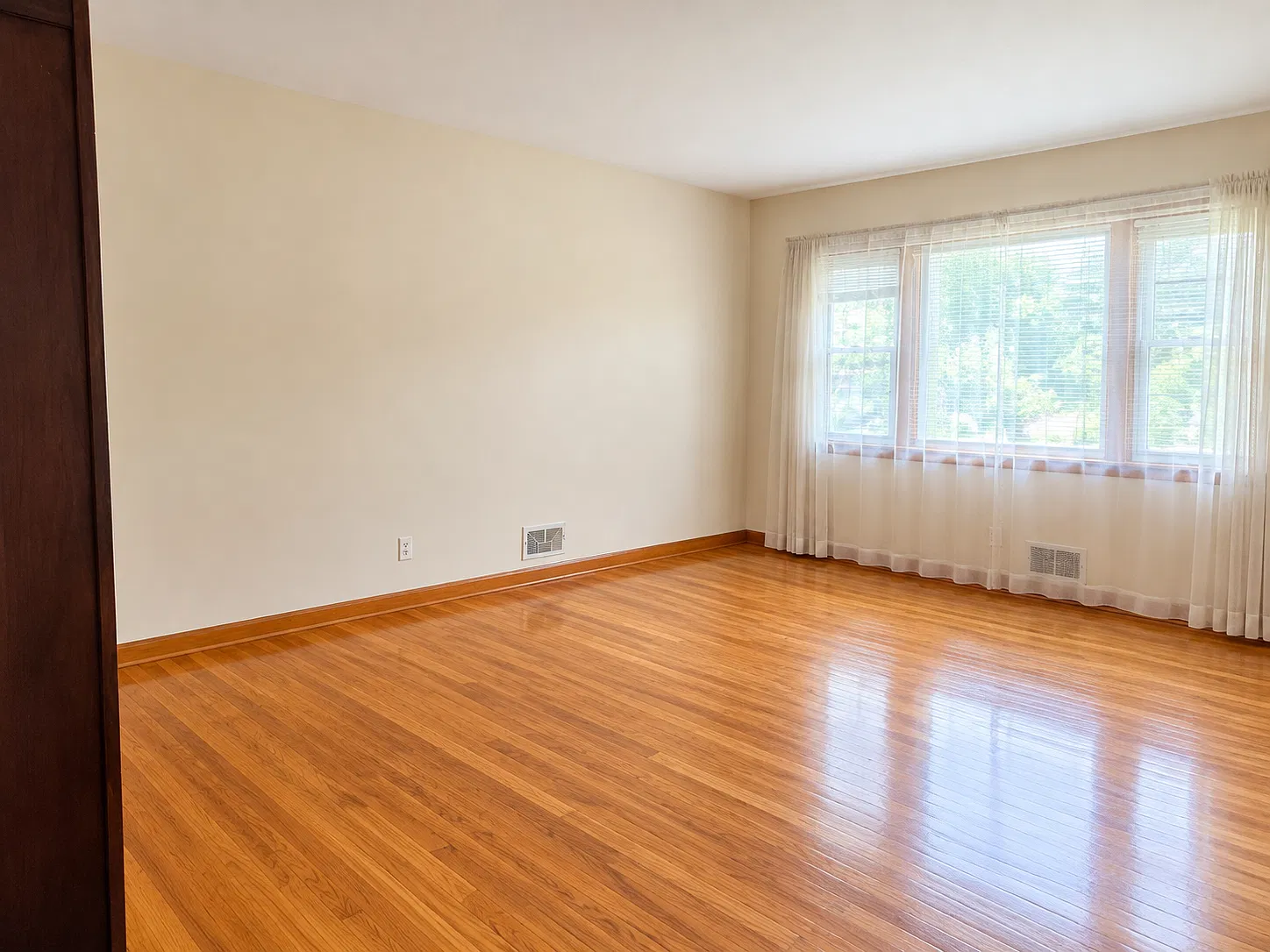 3 bed, 1008 sqft, $3,450 — Photo 4