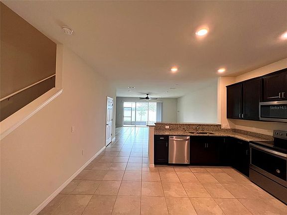 5th image of 3690 Plainview Dr