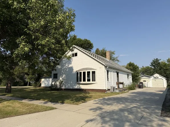 405-401 Ohmer St, Bottineau, ND 58318