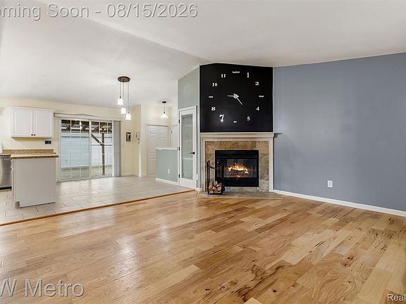 2nd image of 33693 Glen St