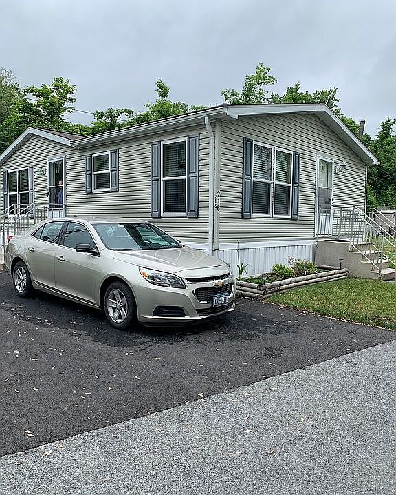 1st image of 216 Silver Maples Dr