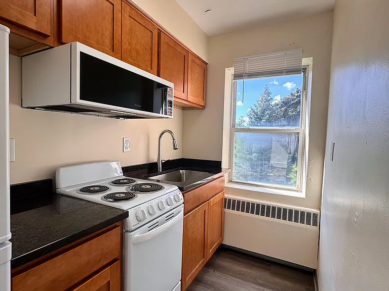 427 4th St SE #306 — Photo 2