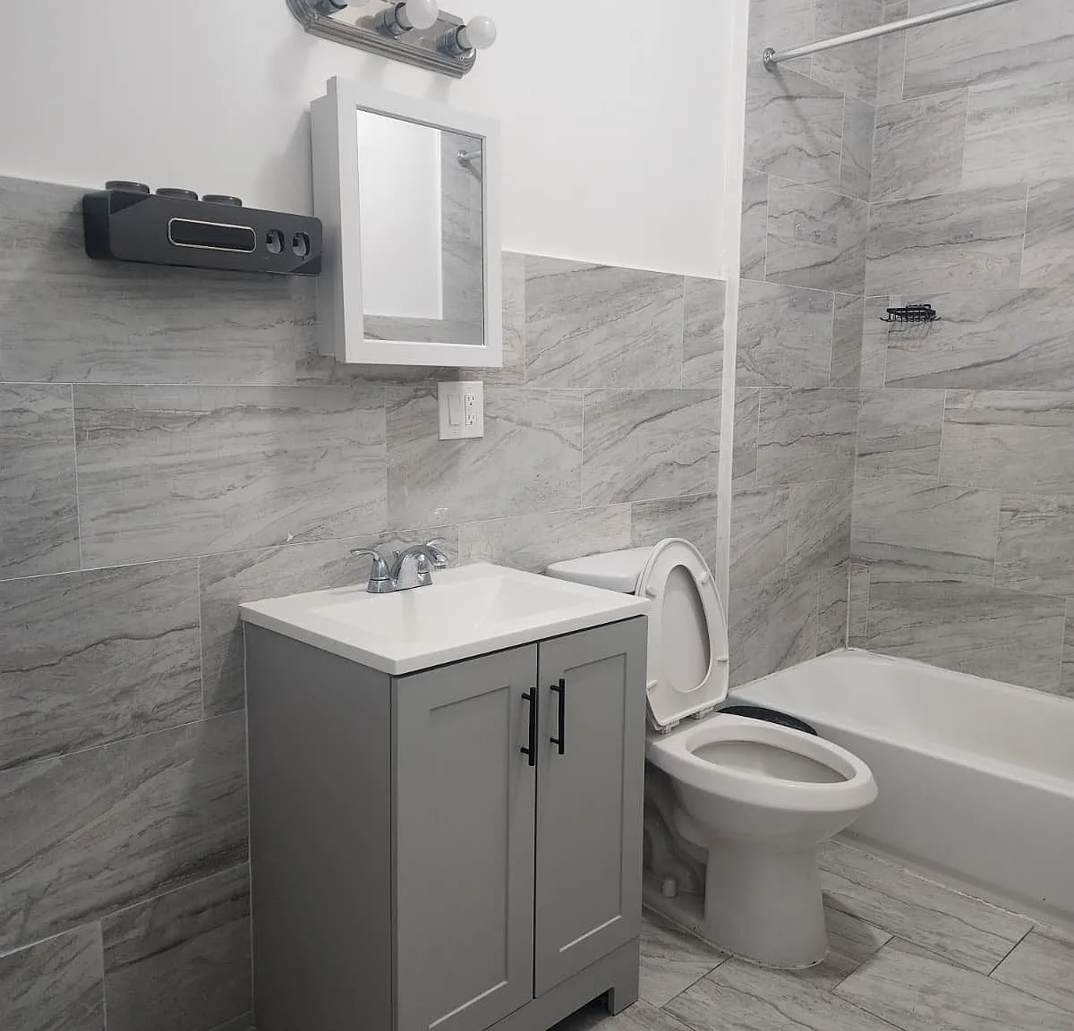 3 bed, 1.0 bath, $3,300 — Photo 3