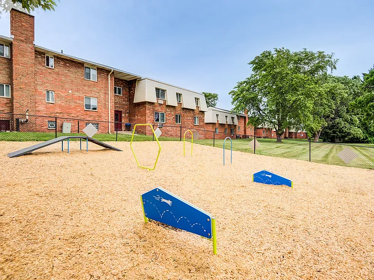 Parkway Manor Apartment Homes — Photo 19