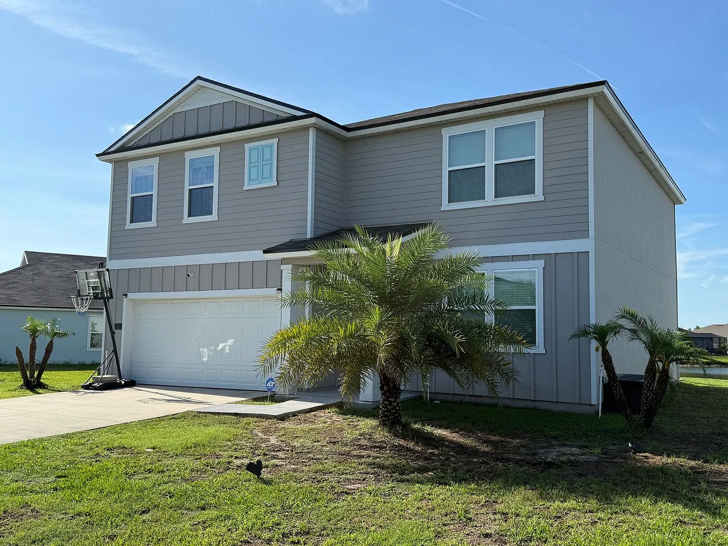 Large 5 Bedroom, 3 Bathroom Single Family Home — Photo 3