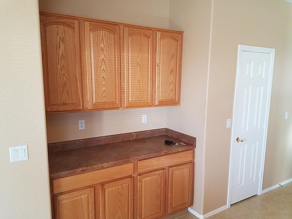 Kitchen Bar w/ cabenits