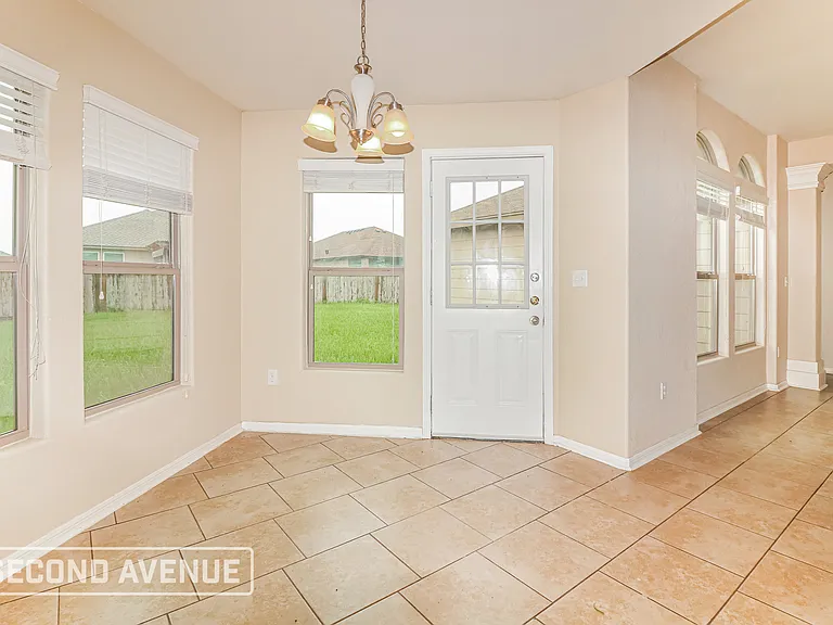 1037 Imperial St — Photo 6