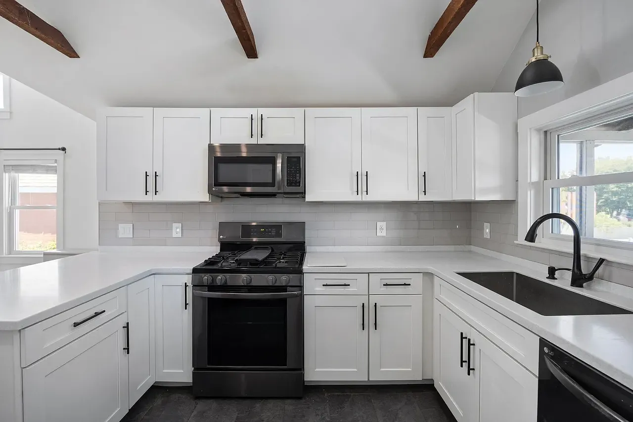 3 bed, 928 sqft, $3,000 — Photo 2