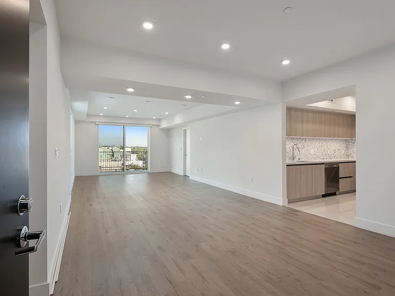 1070 S Holt Ave — Photo 12