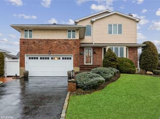1215 Day St, Seaford, NY 11783