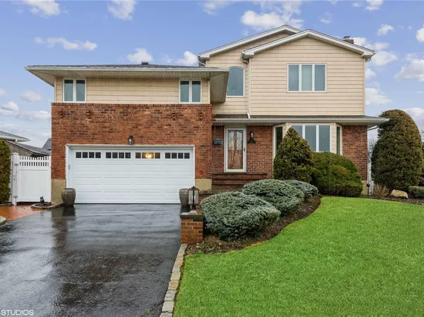 1215 Day Street, Seaford, NY 11783